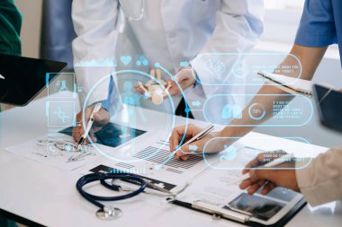 Tıp teknolojisi ekip toplantısı konsepti. Modern dijital tablet ve grafik arayüzü ile çalışan doktorlar