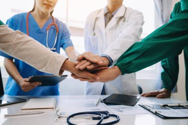 Ekip doktorları ve hemşire sendikası ellerinizi koordine edin. Ekibe güven ve başarı için hastanede takım çalışması yapın..