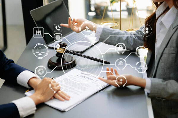  адвокаты в офисе с медными весами на деревянном столе. Концепция правосудия и права 