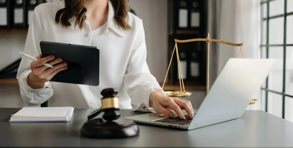 司法和法律概念 法庭上的女法官 带着木槌 与笔记本电脑和数字平板电脑一起工作 — 图库照片