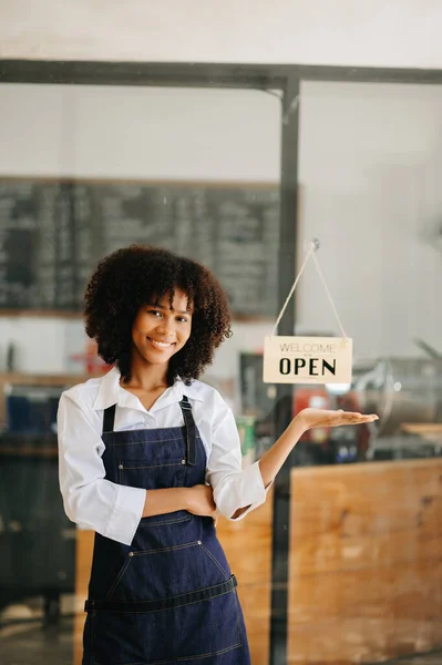 Startup Bem Sucedida Pequena Empresa Proprietário Mulher Stand Café — Fotografia de Stock