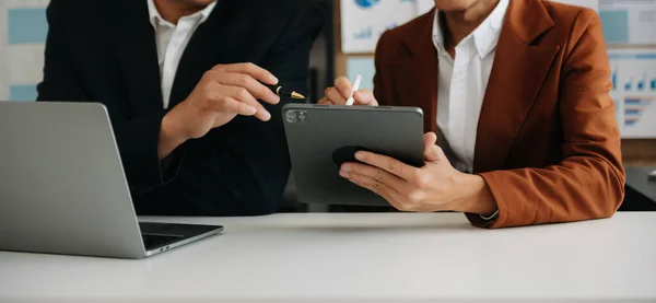 비즈니스 대표적 노트북 디지털 태블릿으로 매니저와 일하는 투자자 — 스톡 사진