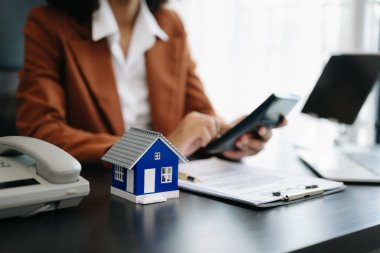 Ev almayı, gayrimenkule yatırım yapmayı düşünüyorum. Kadın komisyoncu bir satış anlaşması imzalıyor. Ajan, kira sözleşmesi, ofiste başarılı bir anlaşma.