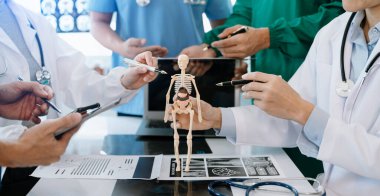 Kalp hastalığı, zatürree, gastrointestinal ve mide hastalıklarının tedavisi için doktor ve tıbbi personel danışmanlarıyla bir araya geliyoruz. Ve hastanede kemik erimesi.