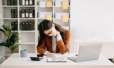 İş yerinde uzun bir gün geçirdikten sonra boynu ağrıyan Asyalı genç iş kadını ofis çalışanı.. 