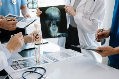 Kalp hastalığı, zatürree, gastrointestinal ve mide hastalıklarının tedavisi için doktor ve tıbbi personel danışmanlarıyla bir araya geliyoruz. Ve hastanede kemik erimesi.