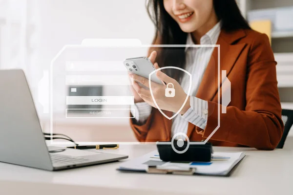 サイバーセキュリティの概念 ログイン ユーザー 識別情報セキュリティと暗号化 ユーザーの個人情報への安全なアクセス オフィスでスマートフォンやタブレットを使用している女性 — ストック写真