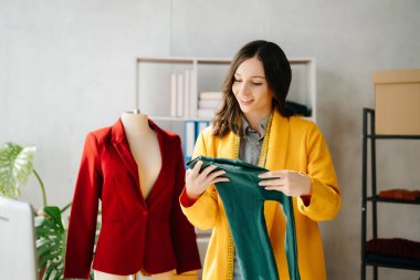 Modern stüdyodaki moda tasarımcısı kadın. 