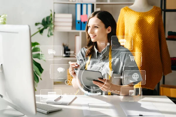 Kobieta Korzystająca Komputera Tabletu Dla Biznesu Zakupy Online Domu Wirtualnymi — Zdjęcie stockowe