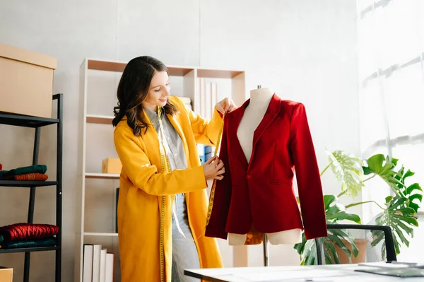Modern stüdyodaki moda tasarımcısı kadın. 