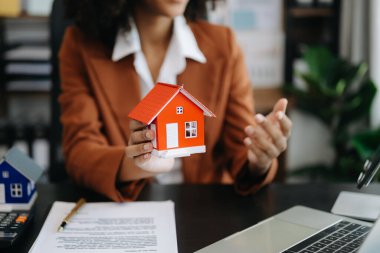 Ev almayı, gayrimenkule yatırım yapmayı düşünüyorum. Kadın komisyoncu bir satış anlaşması imzalıyor. Ajan, kira sözleşmesi, ofiste başarılı bir anlaşma.