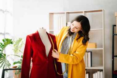 Modern stüdyodaki moda tasarımcısı kadın.