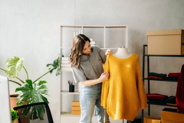 Modern stüdyodaki moda tasarımcısı kadın.