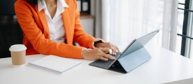 Finansal iş stratejisi katmanı etkisi olan dijital tablet bilgisayarla çalışan iş kadını 