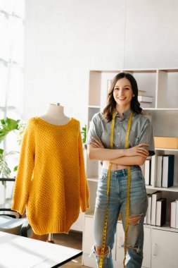 Modern stüdyodaki moda tasarımcısı kadın.