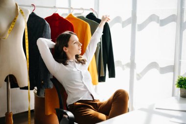 Kafkasyalı genç kadın, moda tasarımcısı. 