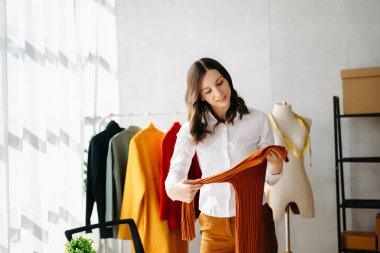 Modern stüdyodaki moda tasarımcısı kadın.