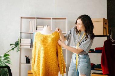 Modern stüdyodaki moda tasarımcısı kadın.
