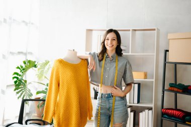 Kafkasyalı genç kadın, moda tasarımcısı. 