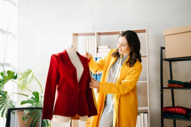 Kafkasyalı genç kadın, moda tasarımcısı. 