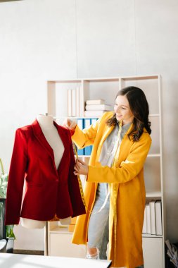 Kafkasyalı genç kadın, moda tasarımcısı. 