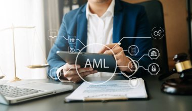 AML Para Aklamayla Mücadele Bankası İş Konsepti. Bir mahkeme salonunda bilgisayar ve tablet kullanarak AML kara para aklama ikonu kullanarak 