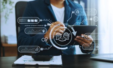 Sohbet robotu kullanan adam, istihbarat Ai. Yapay Zeka ile sohbet, OpenAI tarafından geliştirildi. Robot çevrimiçi sistemde. Ofiste.