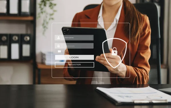 サイバーセキュリティの概念 ログイン ユーザー 識別情報セキュリティと暗号化 ユーザーの個人情報への安全なアクセス オフィスでタブレットを使用している女性 — ストック写真