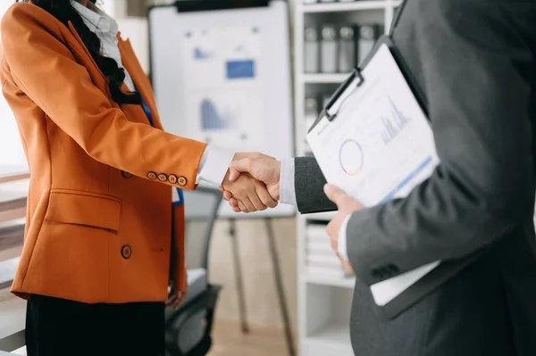 两个自信的商人在办公室开会时握手 分别是成功 问候和搭档 — 图库照片