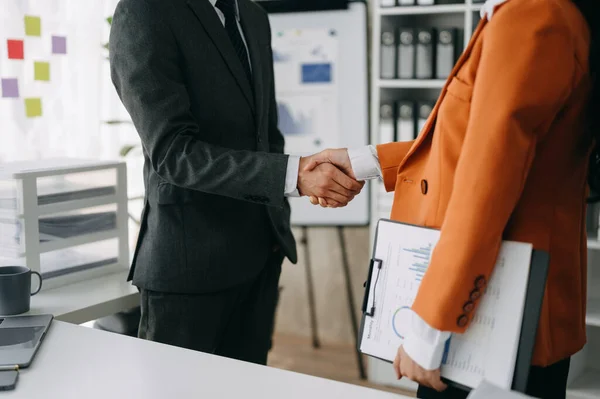 两个自信的商人在办公室开会时握手 分别是成功 问候和搭档 — 图库照片