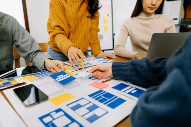 UX grafik tasarımcısı web akıllı telefonu için prototip geliştirme uygulaması planlaması. Yaratıcı dijital geliştirme ajansı.