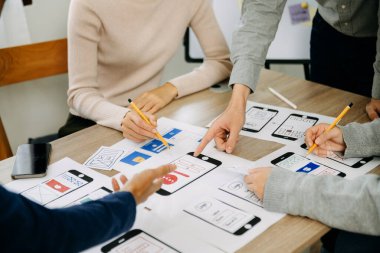 UX grafik tasarımcıları web akıllı telefonu için prototip kablo geliştirmeyi planlıyorlar. Yaratıcı dijital geliştirme ajansı.