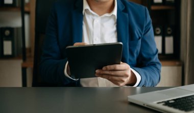 Bilgisayarlı modern ofiste tablet bilgisayar kullanan adamın elleri 