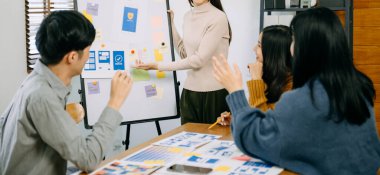 UX grafik tasarımcısı web akıllı telefonu için prototip geliştirme uygulaması planlaması. Yaratıcı dijital geliştirme ajansı.