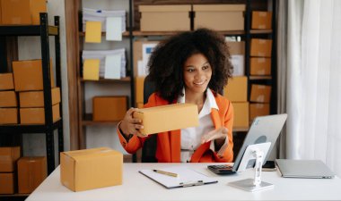 Kameranın önündeki Afrikalı güzel blog yazarı dükkanından canlı yayın yapacak. Online Alışveriş. 
