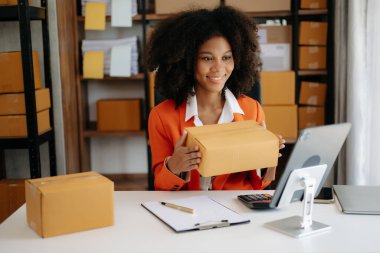 Kameranın önündeki Afrikalı güzel blog yazarı dükkanından canlı yayın yapacak. Online Alışveriş. 