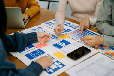 UX grafik tasarımcıları web akıllı telefonu için prototip kablo geliştirmeyi planlıyorlar. Yaratıcı dijital geliştirme ajansı.