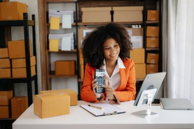 Kameranın önündeki Afrikalı güzel blog yazarı dükkanından canlı yayın yapacak. Online Alışveriş. 