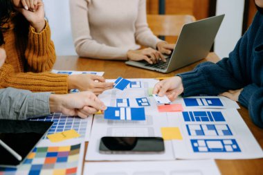 UX grafik tasarımcıları web akıllı telefonu için prototip kablo geliştirmeyi planlıyorlar. Yaratıcı dijital geliştirme ajansı.