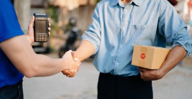 Alanın derinliği iyi olan paket teslimatı. Yüksek kalite ve nakliye konseptine sahip dost canlısı bir işçi.. 