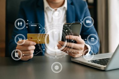 Adamın kredi kartı, akıllı telefon, bilgisayarını ahşap masadaki sanal simge çizelgesiyle kapat. 