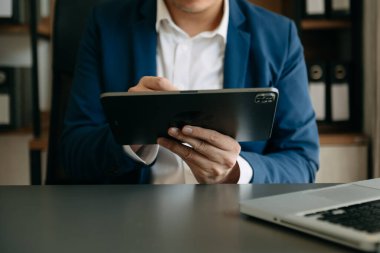 Modern ofiste tablet bilgisayar kullanan adamın elleri 