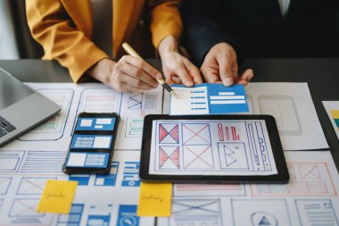 UX grafik tasarımcısı web akıllı telefonu için prototip geliştirme uygulaması planlaması. Yaratıcı dijital geliştirme ajansı. Ofiste.