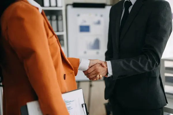 商业伙伴握手的概念 两个同事握手的过程 成功的交易后 伟大的会议 — 图库照片