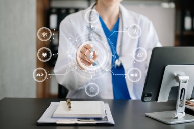 Tıbbi teknoloji konsepti, tablet bilgisayar ve sanal ikon diyagramı ile çalışan zeki doktor