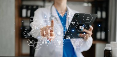 Tıbbi teknoloji konsepti, tablet bilgisayar ve sanal ikon diyagramı ile çalışan zeki doktor