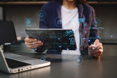 Ağ güvenliği. İş kadını veri koruması için dijital asma kilitli dijital tablet, İnternet teknolojisi ağı ve siber güvenlik teknolojisi kullanıyor