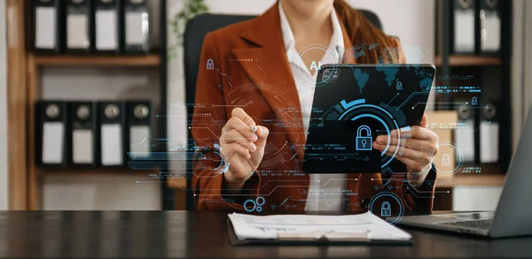 Bezpieczeństwo Cybernetyczne Ochrona Danych Bizneswoman Korzystająca Komputera Tabletu Chroniącego Dane — Zdjęcie stockowe