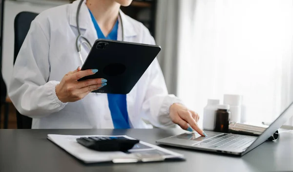 医疗技术概念 在现代办公室使用平板电脑和笔记本电脑的医生 — 图库照片