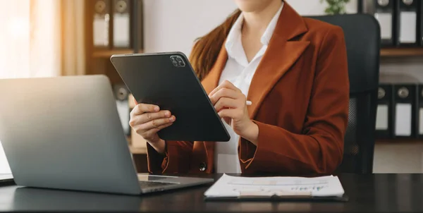 Dizüstü Bilgisayarda Çalışan Kendine Güvenen Bir Kadını Ofisteki Yerinde Tablet — Stok fotoğraf